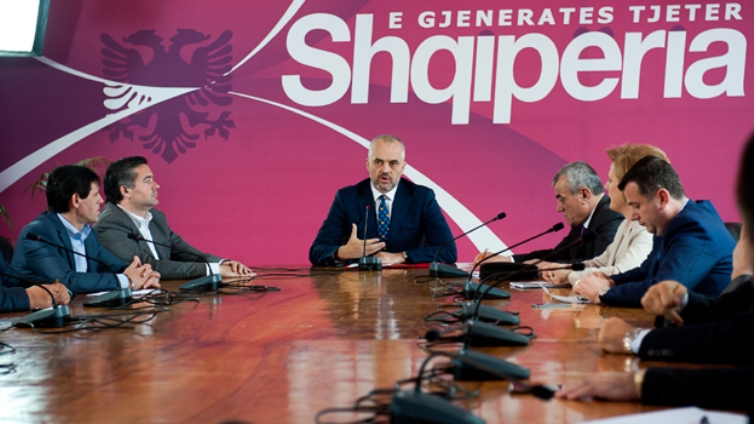 Detaje nga mbledhja e grupit të PS-së, Rama: Lulzimi po luan blofin