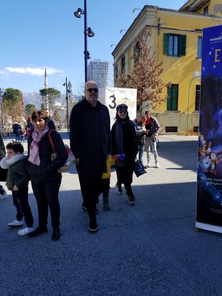 E diela i dedikohet Zahos, familja Rama në Teatrin e Kukullave (FOTO)