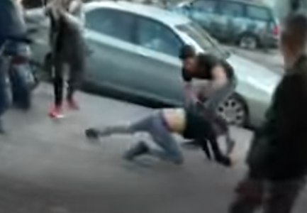 Sherr mes dy grupe të rinjsh, 5 i sulen me shkopinj një personi të vetëm (VIDEO)