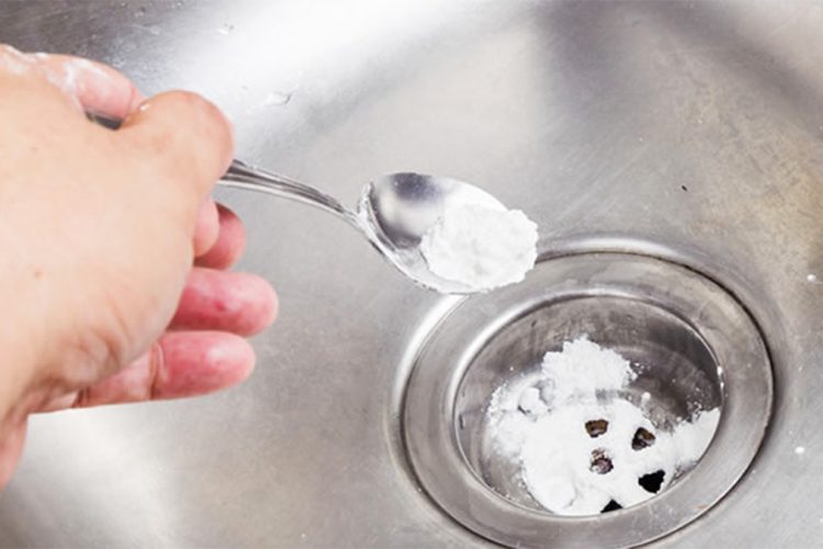 Si të zhbllokoni lavamanin duke përdorur uthull dhe sodë buke