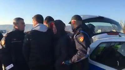 Tensione në Kryebushat, policia fotografon listën e udhëtarëve