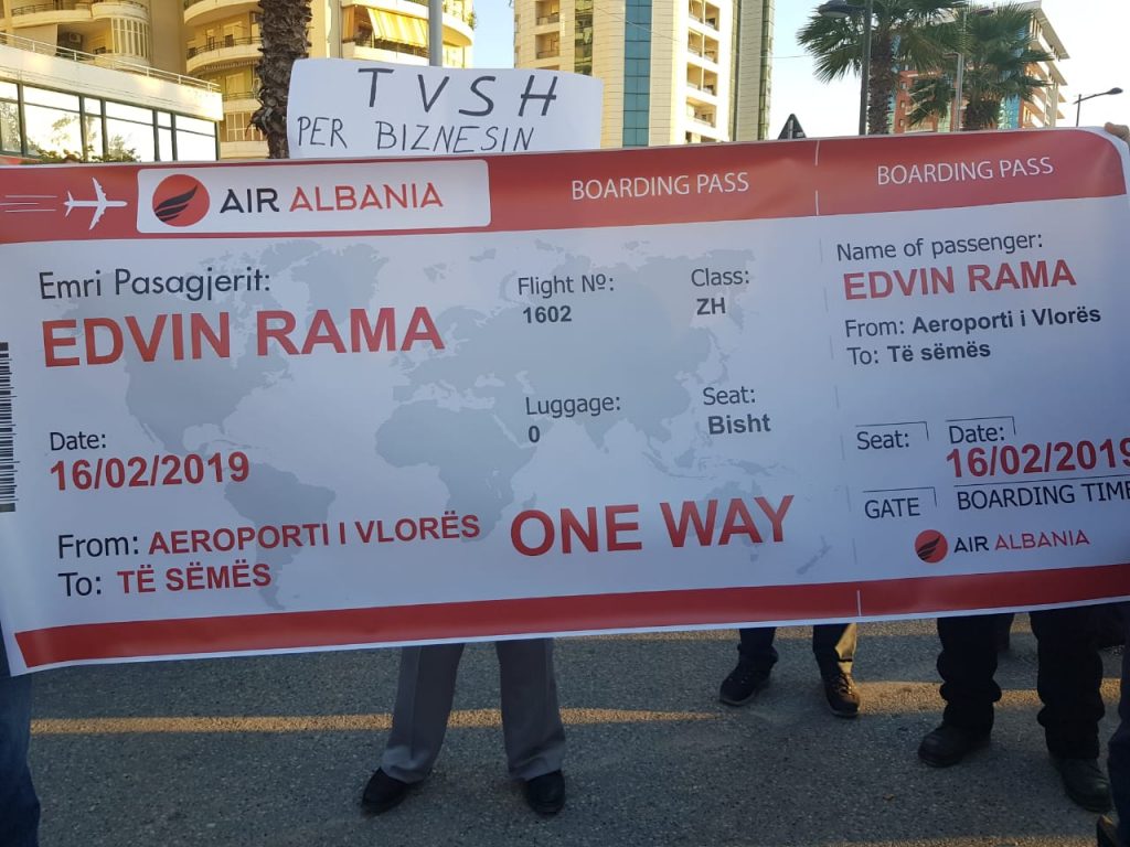 FOTOLAJM/ Ramës i presin biletën për në… të sëmës