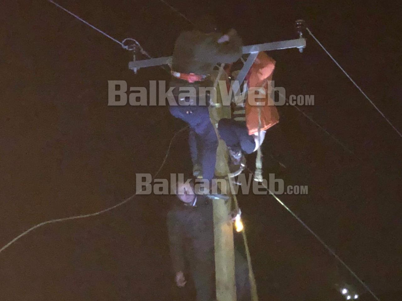 Skandali/ Vdiq 4 orë para, elektricisti lihet në majë të shtyllës