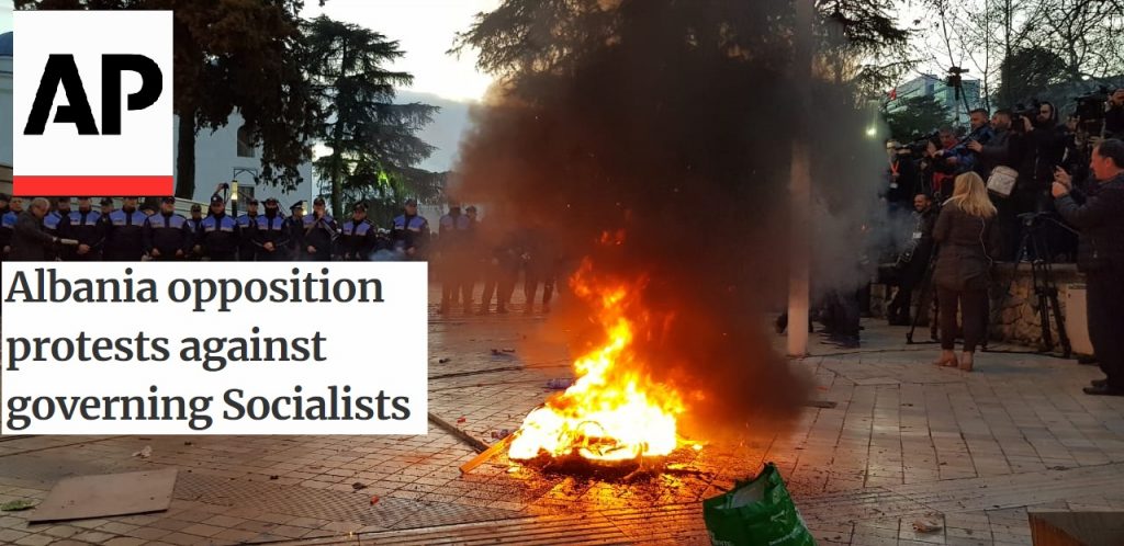 “Associated Press”: Opozita shqiptare proteston dhunshëm, Rama ikën nga parlamenti
