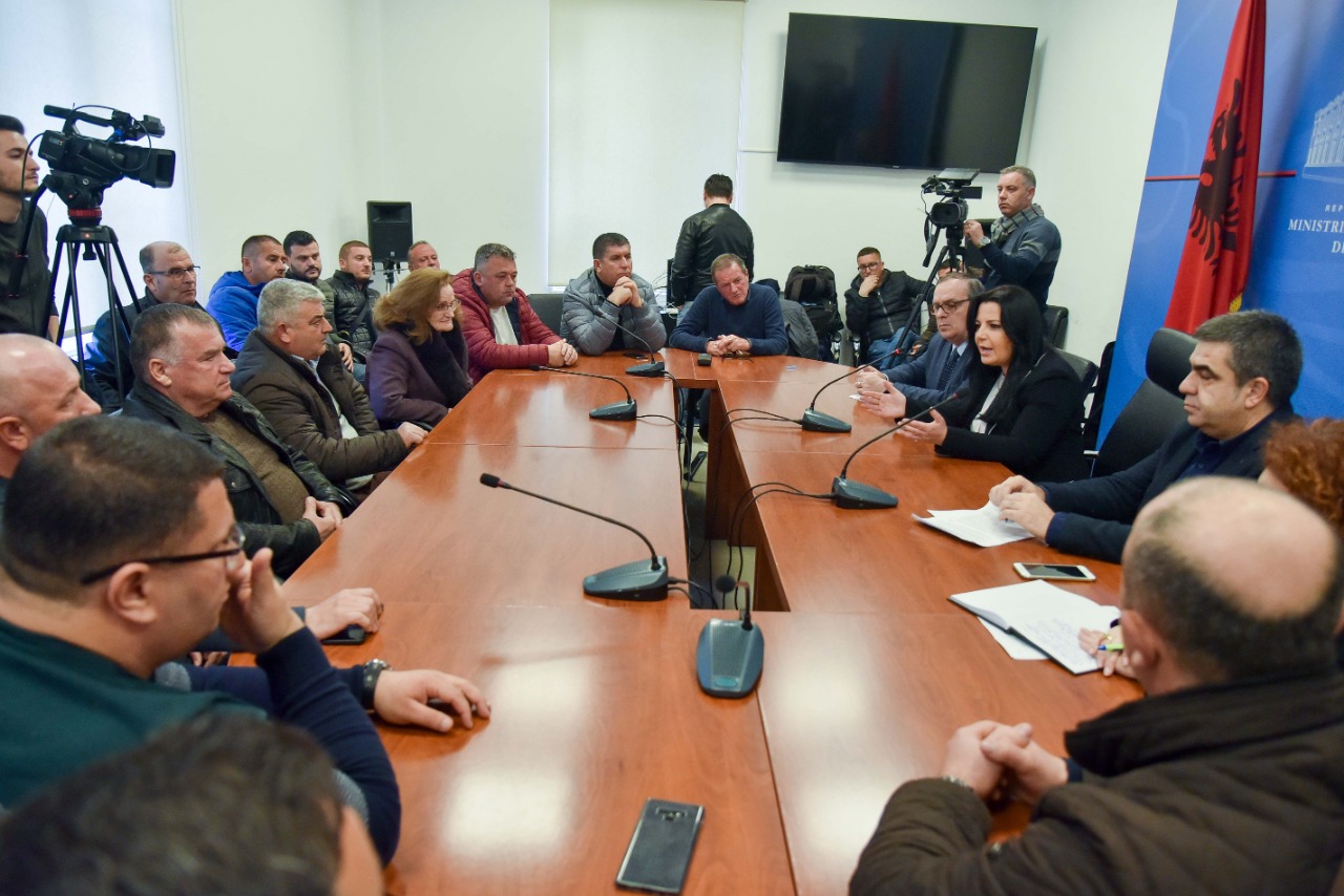 Ministrja Balluku dëgjesë me tregtarët e makinave: Do gjejmë zgjidhjen më të arsyeshme për shqetësimet tuaja