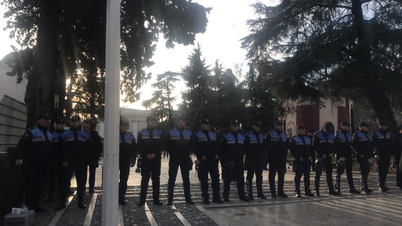 Protesta e opozitës, parlamenti rrethohet nga policia