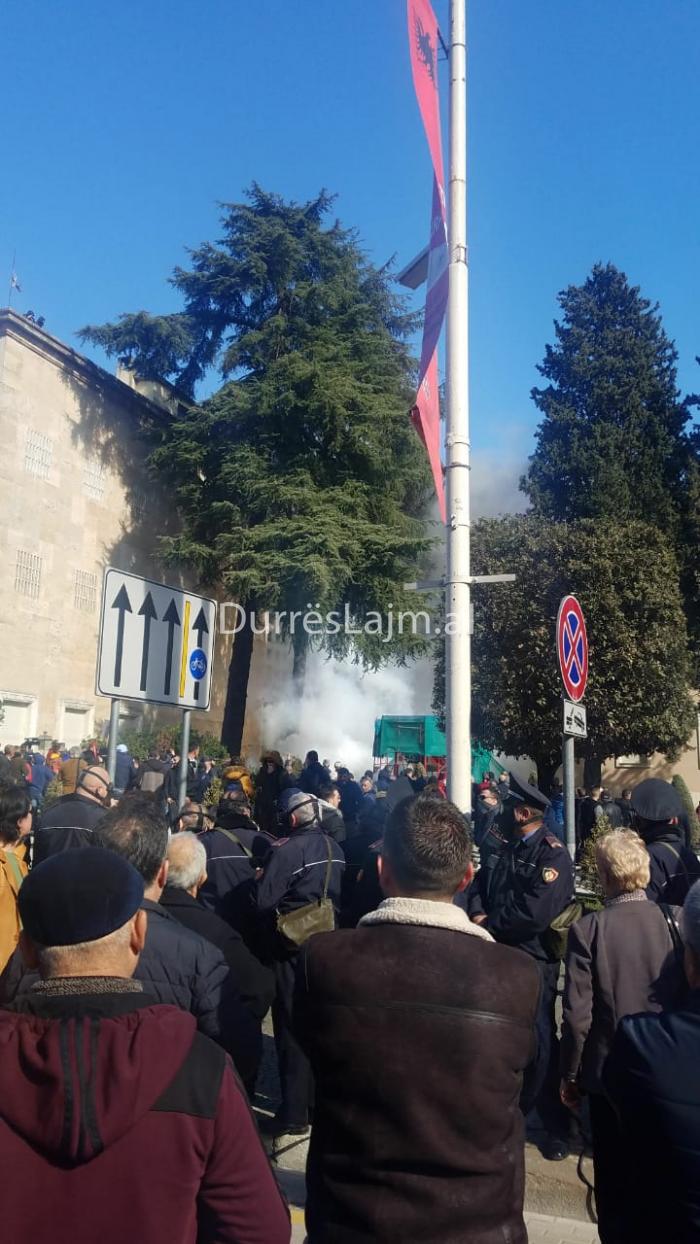 Ministria e Shëndetësisë: 2 policë dhe 4 protestues të lënduar