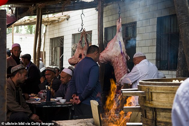 Myslimanët në Kinë detyrohen të konsumojnë alkool dhe mish derri