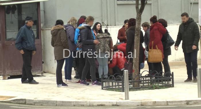 Përdhunimi i 14-vjeçares/ Nënës së njërit prej 7 adoleshentëve i bie të fikët para gjykatës së Durrësit