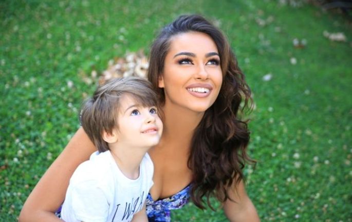 Modelja shqiptare e shokuar nga videoja që shohin fëmijët, ka një thirrje për të gjithë