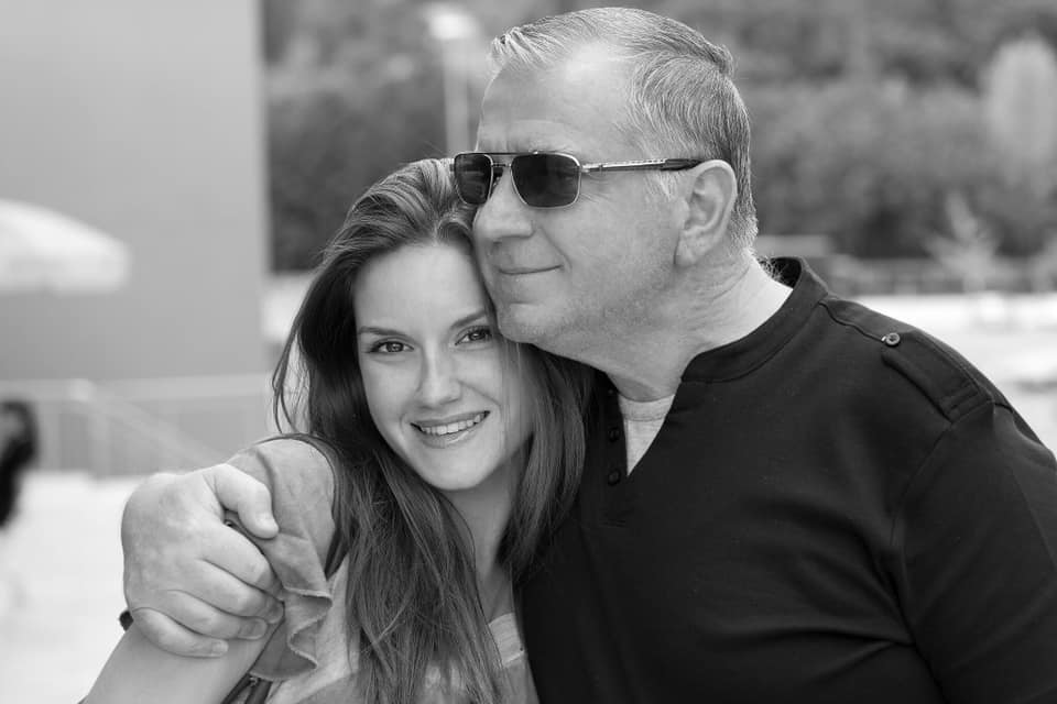 Ajola Xoxa mesazh prekës pas vdekjes së babait: Të humbëm pas luftës me një monstër