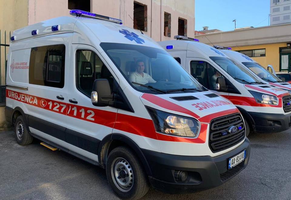 3 autoambulanca moderne për spitalin e Durrësit (FOTO)