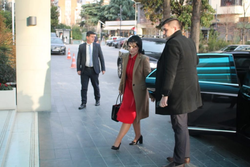 Arta Marku ‘merr leksione’ nga prokurorja që arrestoi ish-kryeministrin e Kroacisë