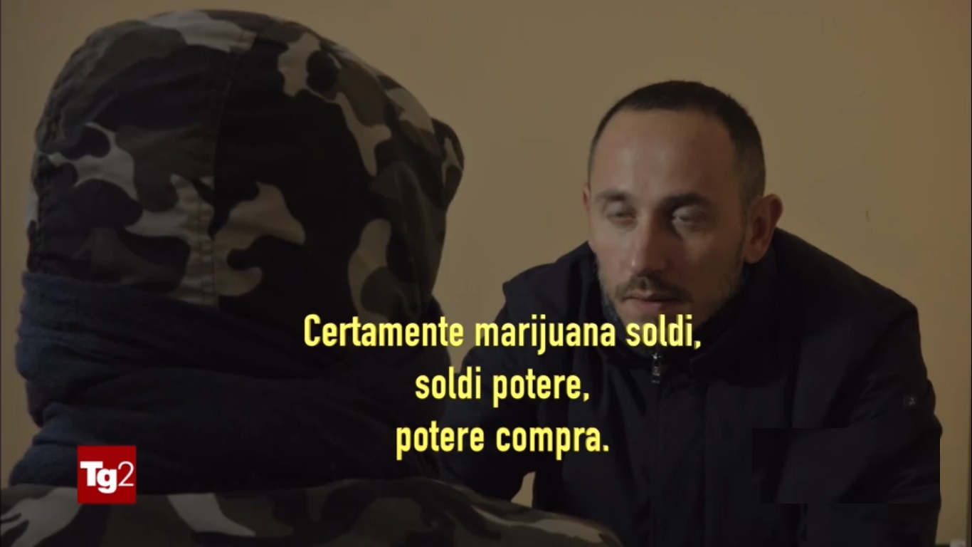 “Me lekët e drogës blihet pushteti”, Rai 2 zbarkon në Shijak dhe flet me tregtarin e drogës