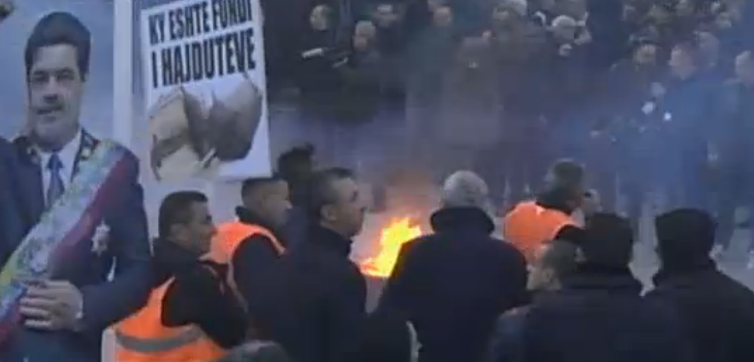 Tension para parlamentit, turma sulmon policinë, hidhet gaz lotsjellës