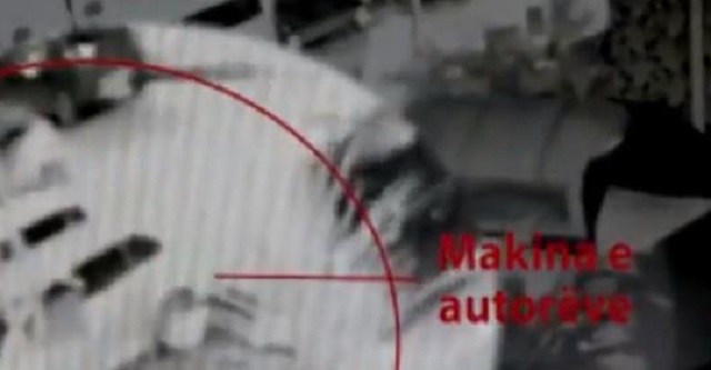 VIDEO/ I plagosuri me 3 plumba del nga makina dhe zvarritet duke kërkuar ndihmë