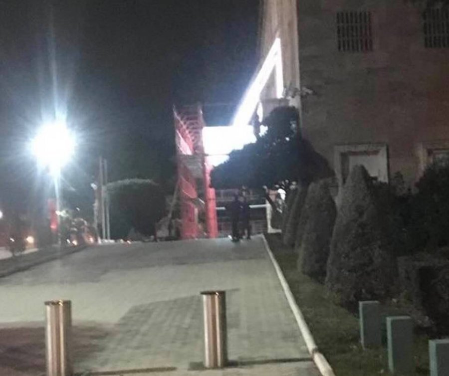 Rama në panik nga protesta e opozitës, shihni çfarë bëhet tek hyrja e Kryeministrisë (FOTO)