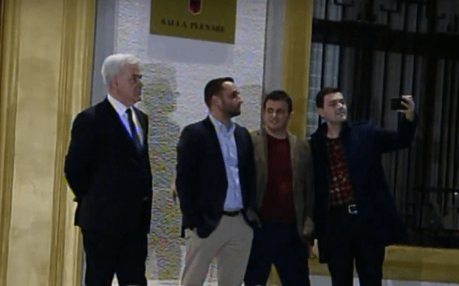 Tension dhe gaz lotsjellës para parlamentit, deputetët e PS-së bëjnë foto