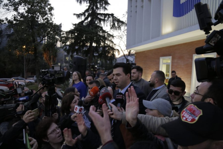 Deputetët e PD-së firmosin djegien e mandateve