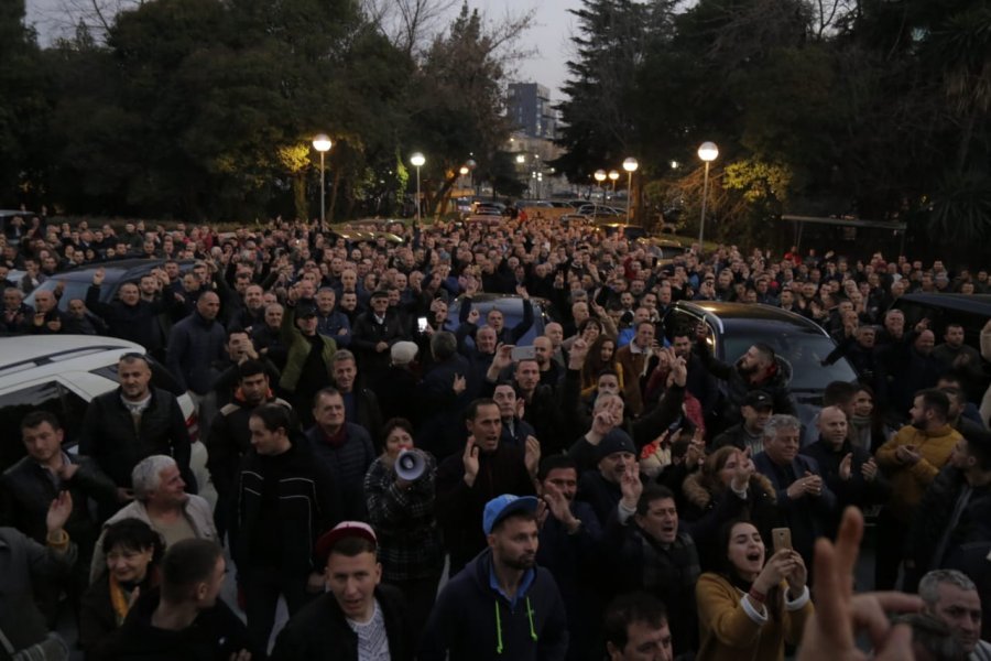 Qindra njerëz në oborrin e PD-së, bëhen gati për protestën e së enjtes (FOTO)