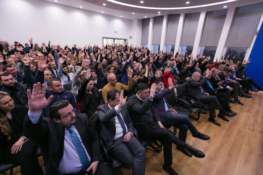 FOTOLAJM/ Momenti kur Këshilli Kombëtar i PD voton unanimisht djegien e mandateve