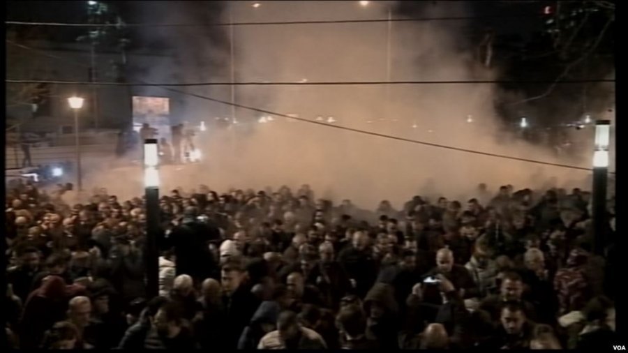 Zëri i Amerikës jehonë protestës në Tiranë: Mijëra njerëz para Kuvendit