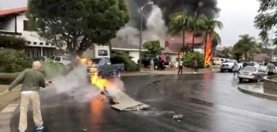 Aeroplani rrëzohet mbi shtëpi