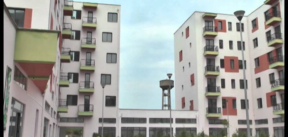 Zjarr në një banesë sociale në Tiranë