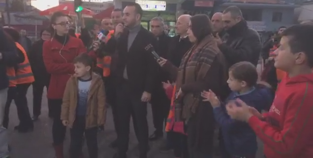 ‘Tik-tak, tik-tak’! Banorët e Unazës së Re i kujtojnë Ramës se i ka orët e numëruara