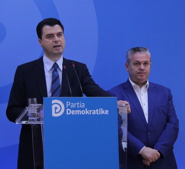 Tradhtoi PD-në, Myrrizi në shoqërinë e deputetit socialist të Shijakut (FOTO)