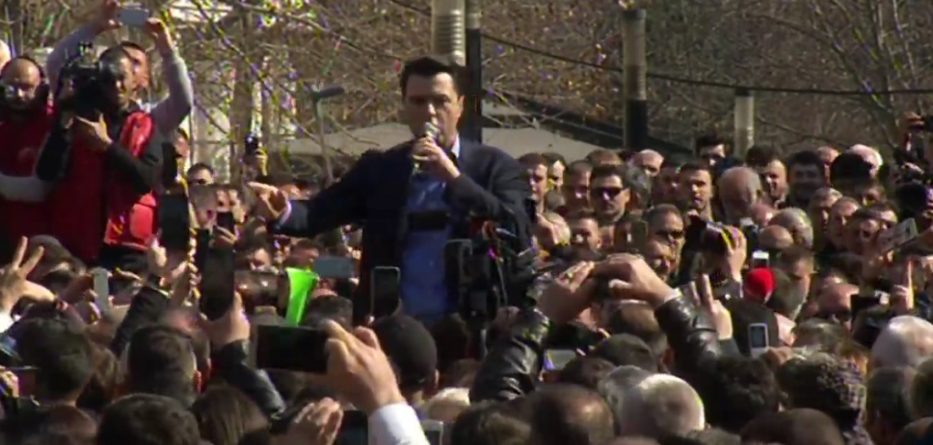 Basha dhe protestuesit marshojnë drejt Kuvendit për të dorëzuar mandatet