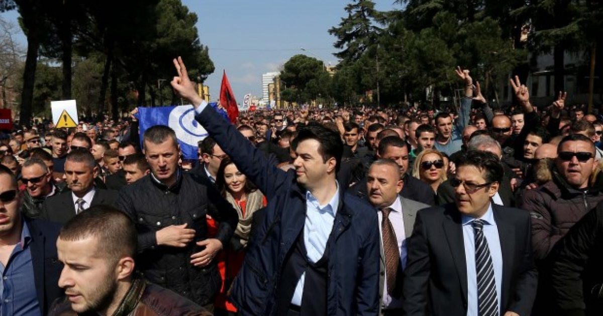 Mesazhi i Bashës: Nesër populli ngrihet të marrë në dorë fatet e tij. Reagon Rama