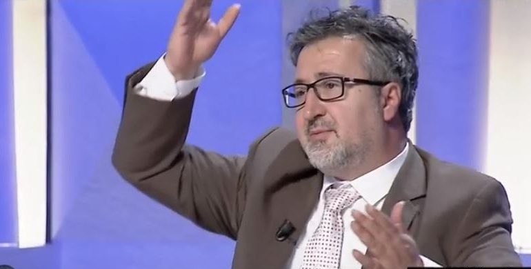 VIDEO/ Gazetari humb durimin, përplas shishen gjatë emisionit: Na çatë b***ën