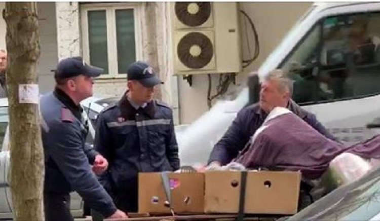 VIDEO/ Berisha: Banditët e Erion Veliajs kapin kriminelin me tre arka lakra dhe domate