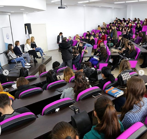 Ministrja e Arsimit takohet me studentët ekselentë dhe pedagogë të Durrësit (FOTO)