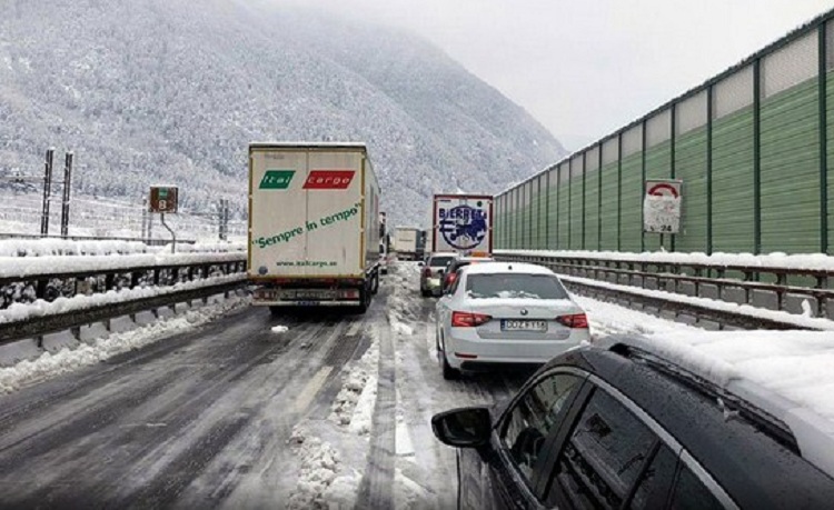 Itali, evakuohen 200 persona të bllokuar në makina nga bora