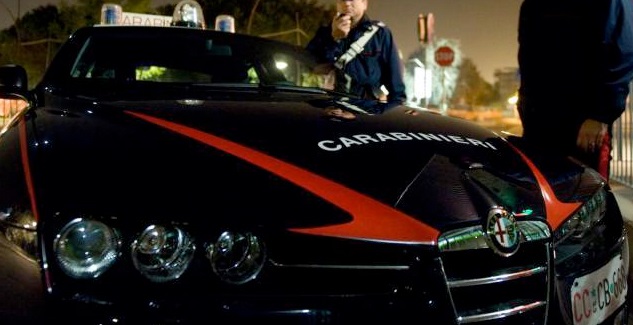 E kapën duke vjedhur një makinë, shqiptari përleshet me policinë italiane