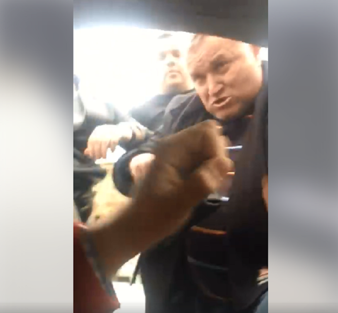 VIDEO/ “Biznesmeni rrihet shtazërisht nga i forti në qendër të Shijakut!”