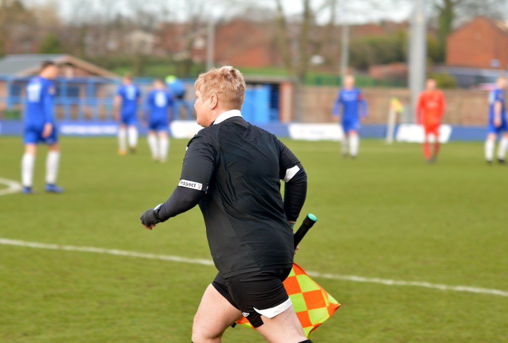 Dëmtohet arbitri anësor, në Angli e zgjidhin në mënyrën e vet