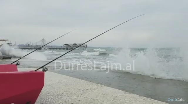 Alarm në bregdetin e Durrësit, ndërpriten lundrimet prej detit të trazuar (FOTO & VIDEO)