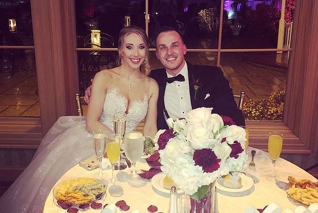 Dhëndri ngacmon seksualisht kamarieren në ditën e dasmës