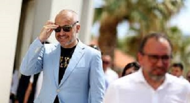 Qindra autobusë drejt Vlorës, Rama kërkon të mbushë Sheshin e Flamurit me administratën