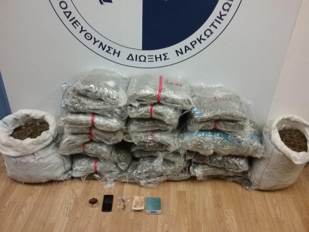 Policia greke ndjek makinën me drogë, kapet 32-vjeçarja shqiptare