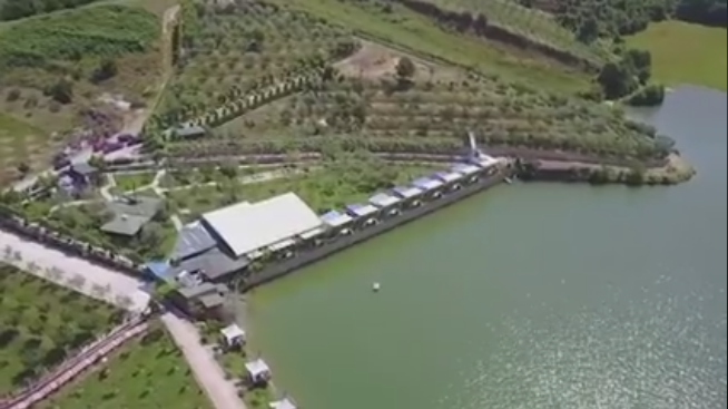 Ministri Klosi viziton agroturizmin e njohur në Durrës (VIDEO)