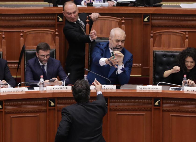 Boja e Palokës drejt Ramës, fotoja e javës në “Reuters”