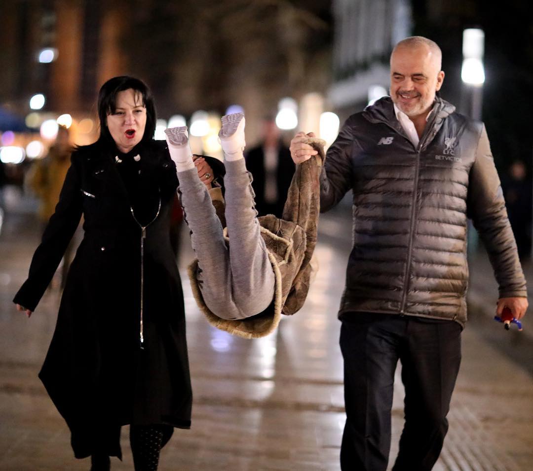 Të qeshur dhe të lumtur, Edi Rama publikon foton e rrallë familjare