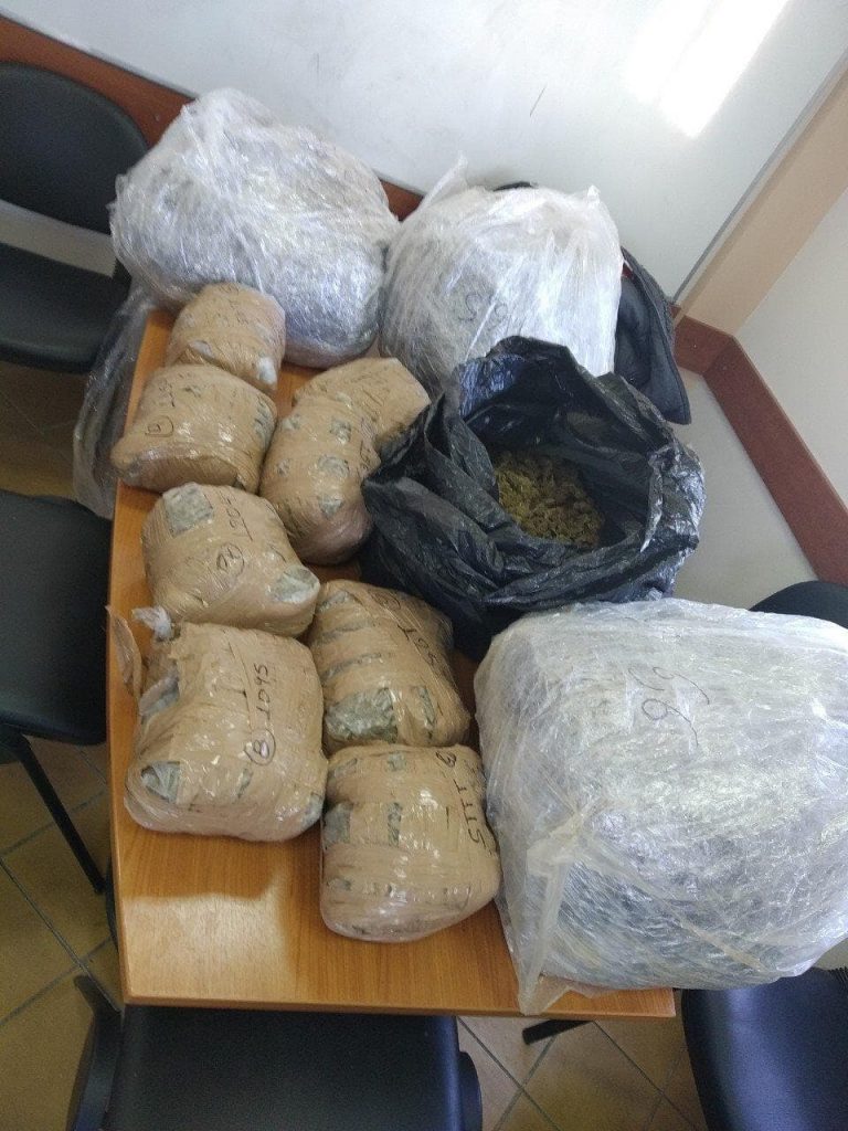 Policia ndjek makinën me drogë, në pranga shqiptari dhe greku