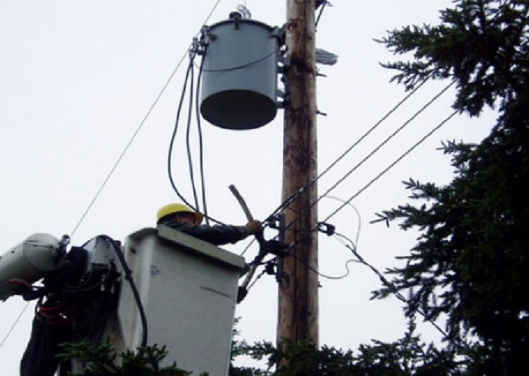 EMRI/ Bie në kontakt me energjinë, vdes elektricisti 36-vjeçar