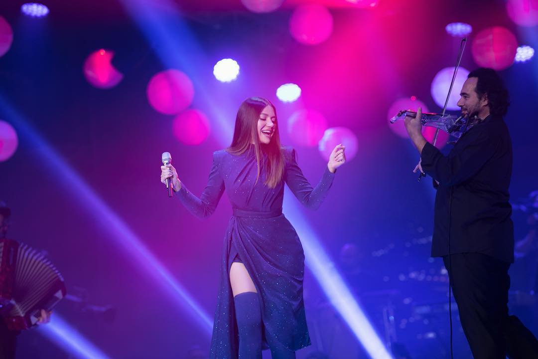 Elvana Gjata nuk i ndahet Kosovës, ndan me të gjithë ndjekësit si e kaloi të dielën