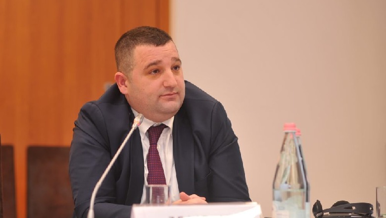 Makinën e bleu me lekët e gruas/ Kreu i Administratives së Tiranës kalon vettingun